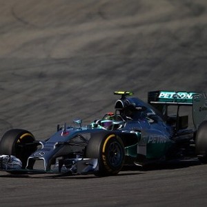 Duo Mercedes Terdepan di Sesi Latihan Perdana
