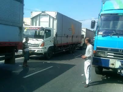 As Roda Truk Patah, Jalan di Perbatasan Brebes dan Banyumas Macet Parah