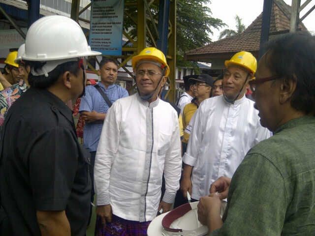 Gaya Dahlan Iskan Sarungan Saat Inspeksi Pabrik Gula