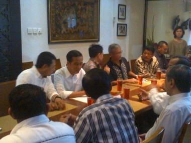 Jokowi Temui Relawan Sambil Buka Bersama di Cikini