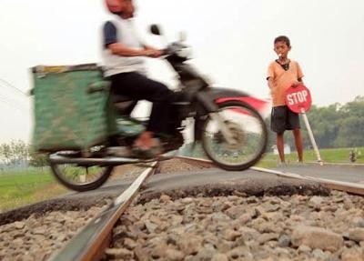 Kisah Doni, Bocah Penjaga Perlintasan KA di Mojokerto