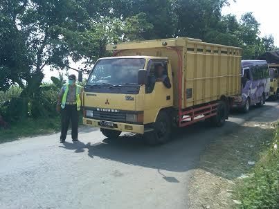 Terjebak, Sopir Truk Nekat Bertahan hingga Jembatan Comal Bisa Dilalui