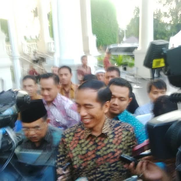 Kompak Berbatik, Jokowi-JK Tiba di Istana