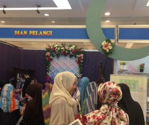 Bazaar Indonesia Moslem Fashion Week, Koleksi Dian Pelangi Diserbu Pengunjung
