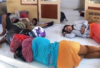 Kehabisan Tiket, Pemudik Tujuan Pulau Sapeken Terlantar di Pelabuhan Jangkar