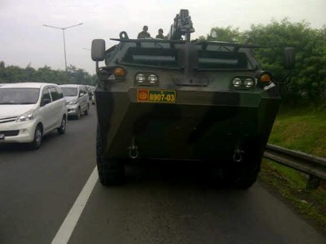 Inilah Panser TNI yang Mogok di Tol Kebon Jeruk