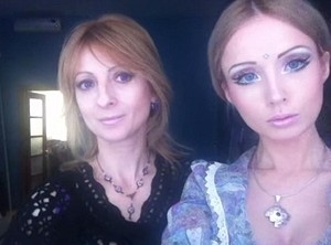 Buktikan Cantik Tanpa Operasi, Manusia Barbie Pamer Video Bersama Sang Ibu