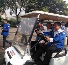 Naik Golf Car, Ibas Cek Bus Mudik Gratis Demokrat