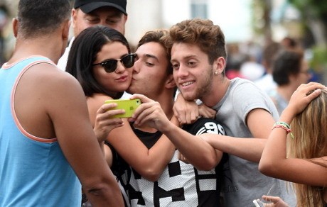 Aaw... Selena Gomez Dicium Fans Pria