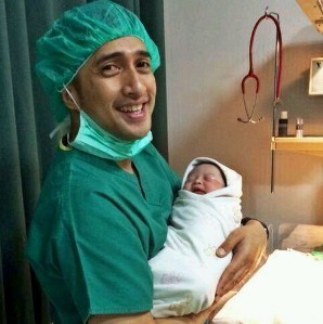 Irfan Hakim Akhirnya Dikaruniai Bayi Laki-laki