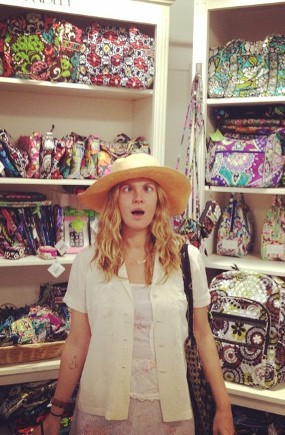 Gaya Kocak Drew Barrymore Tampil Tanpa Make Up