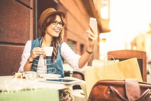 Ternyata Smartphone Bikin Pelayanan Restoran Lama
