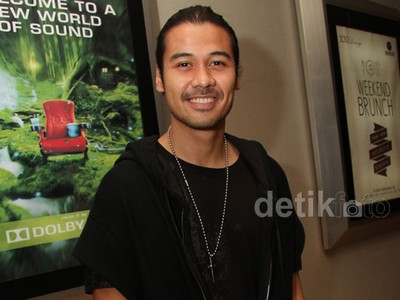 Tampil Sendiri, Chicco Jerikho Bergaya Serba Hitam