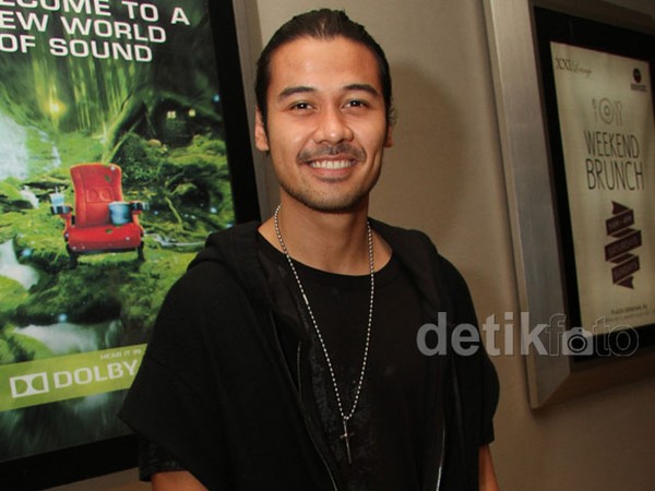 Tampil Sendiri, Chicco Jerikho Bergaya Serba Hitam