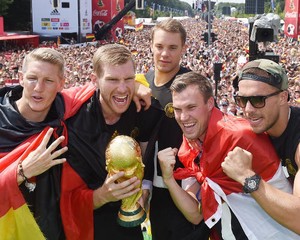Pesta Juara Jerman Diwarnai Rusaknya Trofi Piala Dunia