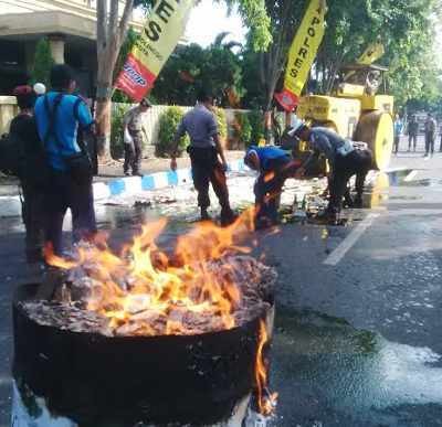 Ribuan Botol Miras dan Knalpot Brong Dimusnahkan