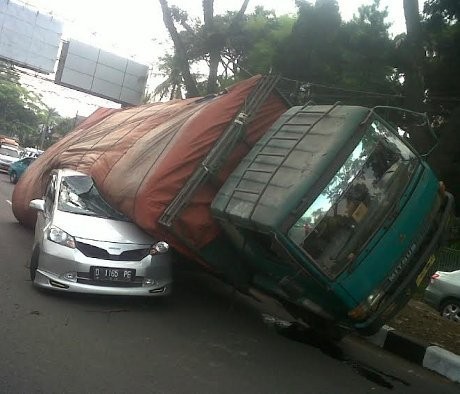 Mobil Pegawai PT Telkom Tertimpa Truk Pengangkut Terigu di Pasupati