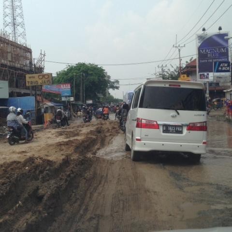 Hati-hati para Pemotor, Jalur Mudik Sepanjang Jalan Pasar Cikarang Rusak Parah