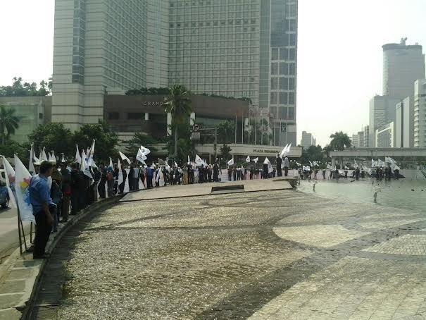 Buruh di Bundaran HI Jadi 200-an, Jl Sudirman-Thamrin Makin Sepi