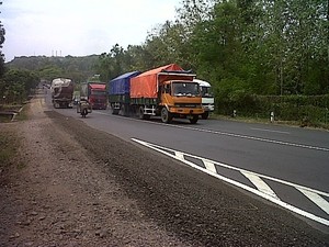 Jalan Tanjakan di Saradan Sumber Kemacetan dan Rawan Kecelakaan