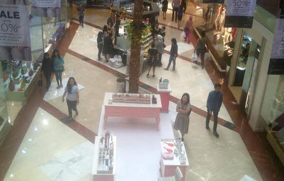 Tak Takut dengan Isu Rusuh, Warga Asyik Belanja di Mal