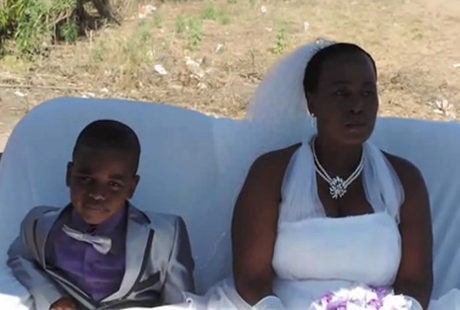 Ya Ampun! Bocah 9 Tahun Ini Menikah dengan Wanita Berusia 62 Tahun