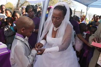 Momen-momen Ritual Pernikahan Dini Bocah 9 Tahun dengan Wanita 62 Tahun