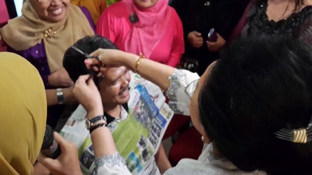 Jokowi Menang Real Count KPU, Mooryati Potong Rambut Relawan yang Nazar