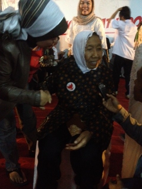 Nenek 85 Tahun Ini Masih Bersemangat Dukung Prabowo