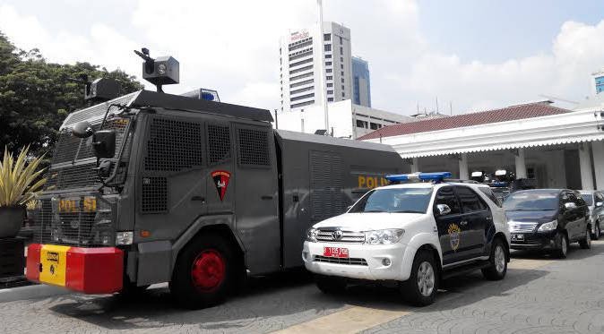 1 Water Cannon dan Ratusan Polisi Siaga di Balai Kota