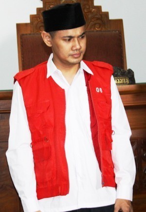 Sidang Lanjutan, Guntur Bumi Kenakan Baju Koko dan Bawa Tasbih