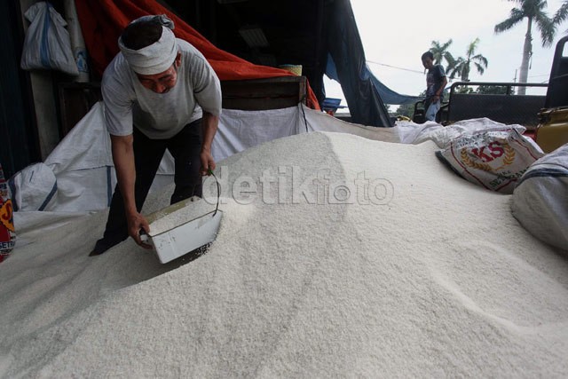 Impor Beras 50.000 Ton, Bulog Gelontorkan Rp 300 Miliar