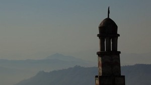 Menyusuri Jejak Islam di Negeri Seribu Kuil Puncak Gunung Everest