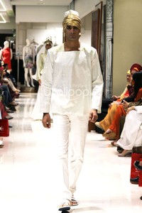 Dian Pelangi Trunk Show 2014 Galeries Lafayette at Pasific Pleace. jakarta. [Foto: Mohammad Abduh/Wolipop]