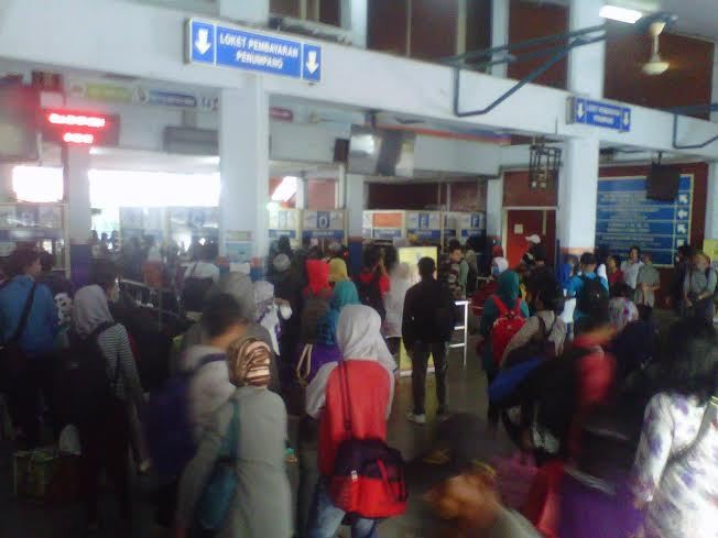 Pemudik Pejalan Kaki Padati Pelabuhan Merak, Loket Antre Panjang