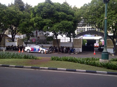 Penjagaan Diturunkan, Lalin Depan KPU Dibuka Lagi