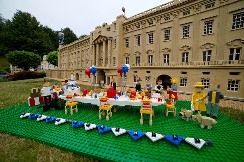 Wah! Ulang Tahun Pertama Pangeran George Dijadikan Lego
