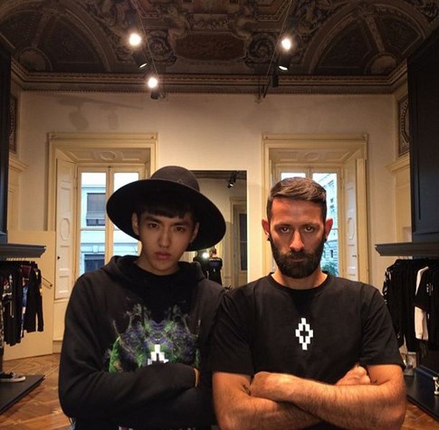 Jalan-jalan ke Milan, Wu Yifan Foto Bareng Perancang Busana Italia