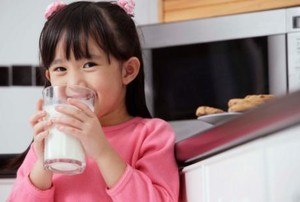 Menunjang Kebutuhan Gizi Anak, Kapan Waktu Terbaik Minum Susu di Bulan Puasa?