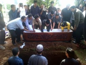 Ribuan Pelayat Antar Almarhum Prof Eko ke Peristirahatan Terakhir