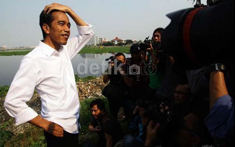 Jokowi dan Gayanya Merapikan Rambut