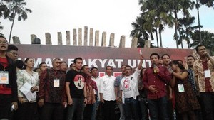 Jokowi Berikan Potongan Tumpeng Pertama Kepada Warga