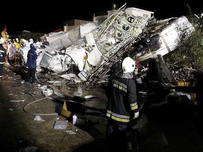 Pesawat TransAsia Jatuh di Taiwan
