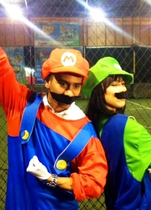 Kocak! Fitri Tropica dan Calon Suami Dandan ala Mario Bros-Luigi