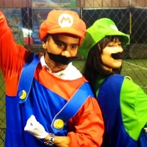 Kocak! Fitri Tropica dan Calon Suami Dandan ala Mario Bros-Luigi
