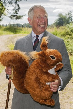 Ini Kado Spesial Pangeran Charles untuk Pangeran George