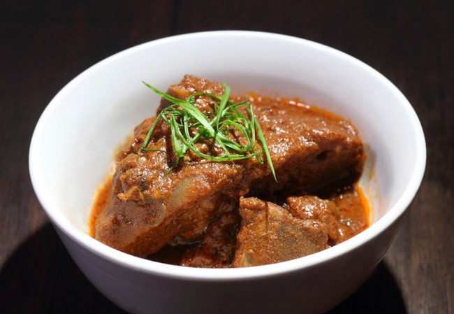 Rendang Daging dan Rendang Telur Enak Disantap Bersama Ketupat