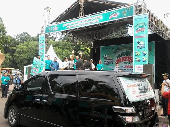Carrefour Indonesia Lepas Pemudik dengan 44 Alphard