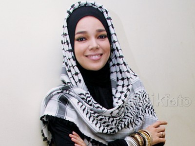 Berhijab dengan Keffiyeh ala Dewi Sandra