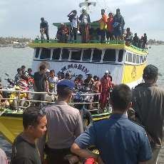 Diterjang Ombak Besar, KM Marina Express Kembali ke Pelabuhan Jangkar